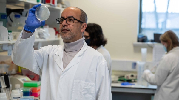 الجمعية البريطانية للعلاج الجيني تتوج العالم المغربي ميمون عزوز بجائزة مرموقة