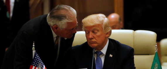 Tillerson hands Trump note as Trump sits down to meeting with of GCC leaders during their summit in Riyadh
