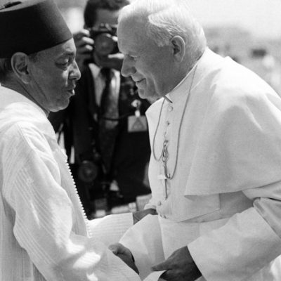 (Archive) King Hassan II of Morocco (L) welcomes Pope John Paul II upon his arrival at Mohamed V airport in Casablanca on August 19, 1985 for an official visit to Morocco. AFP PHOTO JEAN-CLAUDE DELMAS (Photo credit should read JEAN-CLAUDE DELMAS/AFP/Getty Images)