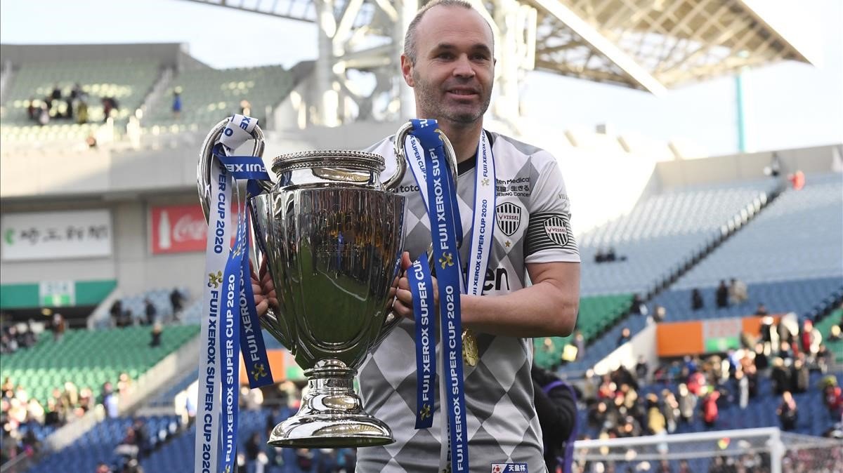 iniesta-con-supercopa-japon-tras-ganar-los-penaltis-yokohama-marinos-1581150086298